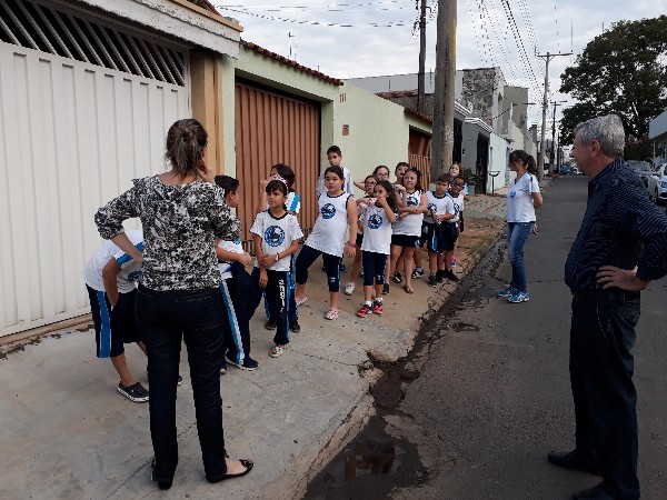 EFI 3 - Passeio pelo quarteirão da escola.