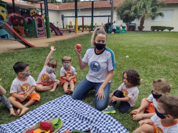 Infantil 2 A e B - Conhecendo alimentos.